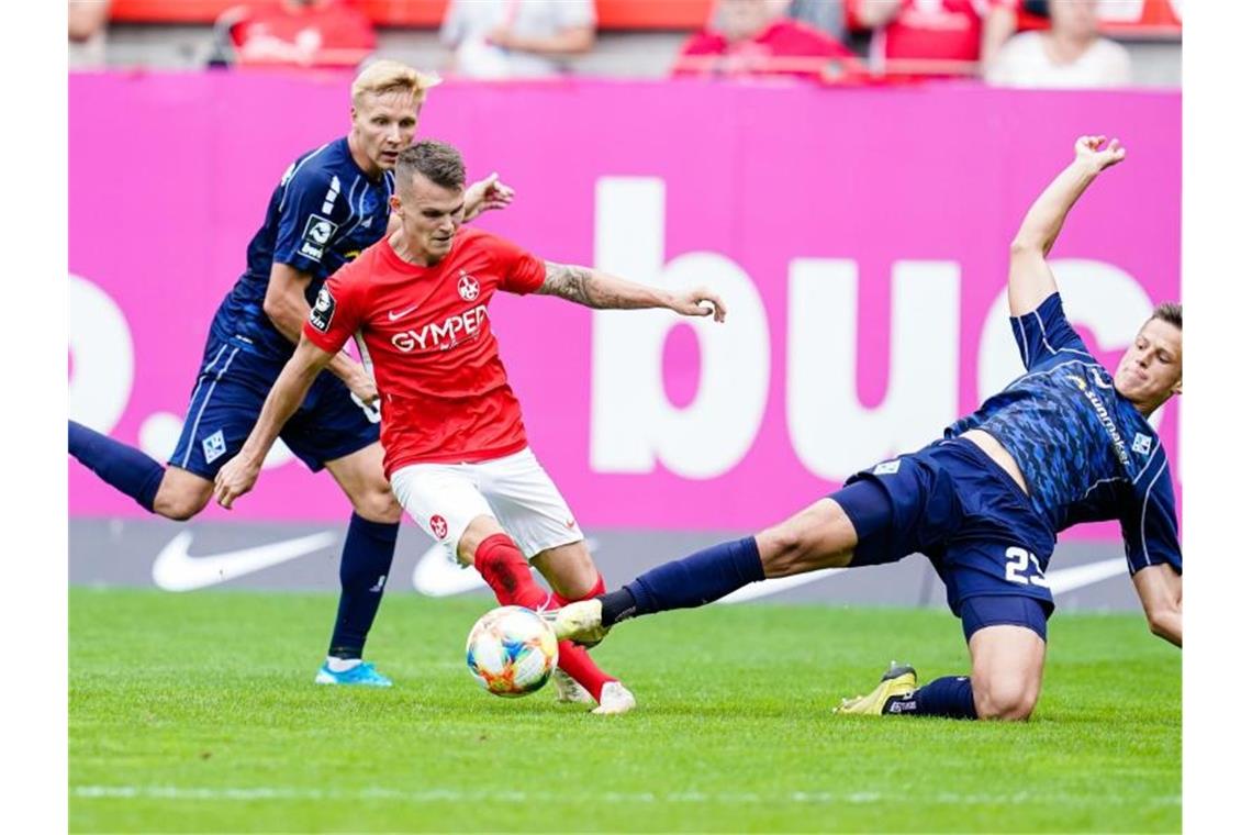 Kaiserslauterns Florian Pick (M) kämpft in der Saison 2018/19 um den Ball mit Mannheims Dorian Diring (l) und Mannheims Michael Schultz. Foto: Uwe Anspach/dpa/Archivbild