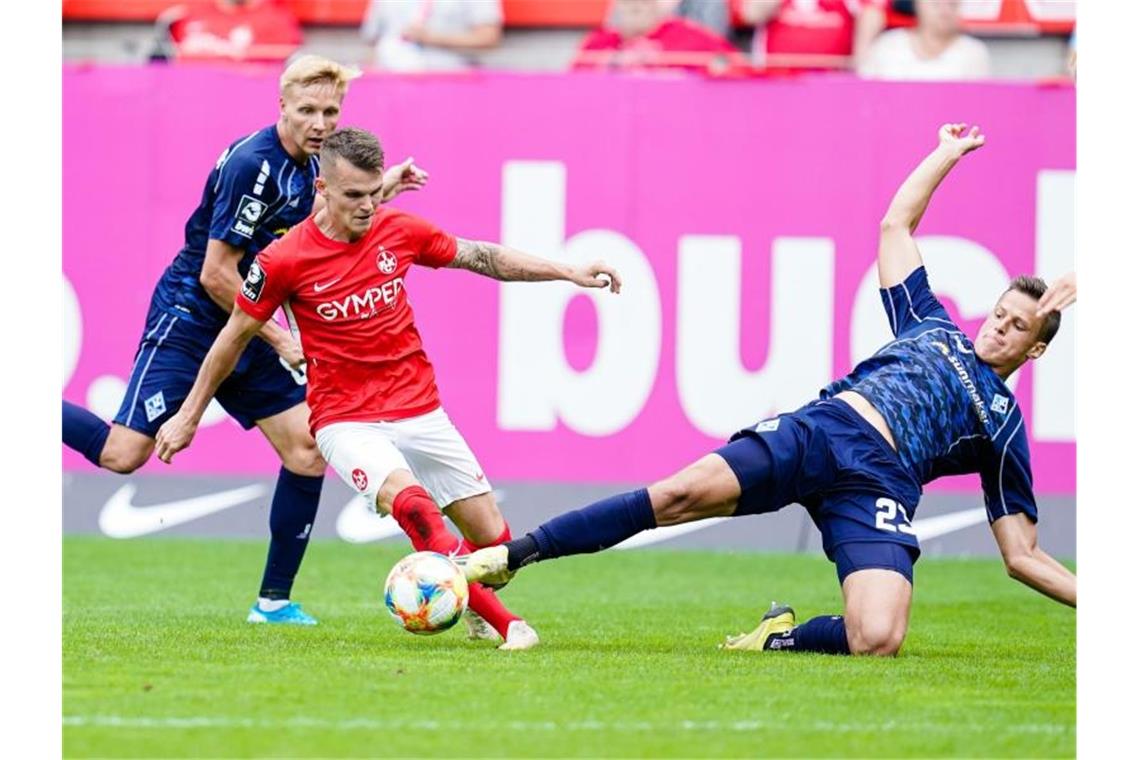 1:1 im brisanten Derby: FCK enttäuscht, Waldhof zufrieden Kaiserslauterns Florian Pick (M) kämpft mit Mannheims Dorian Diring (l) und Mannheims Michael Schultz um den Ball. Foto: Uwe Anspach