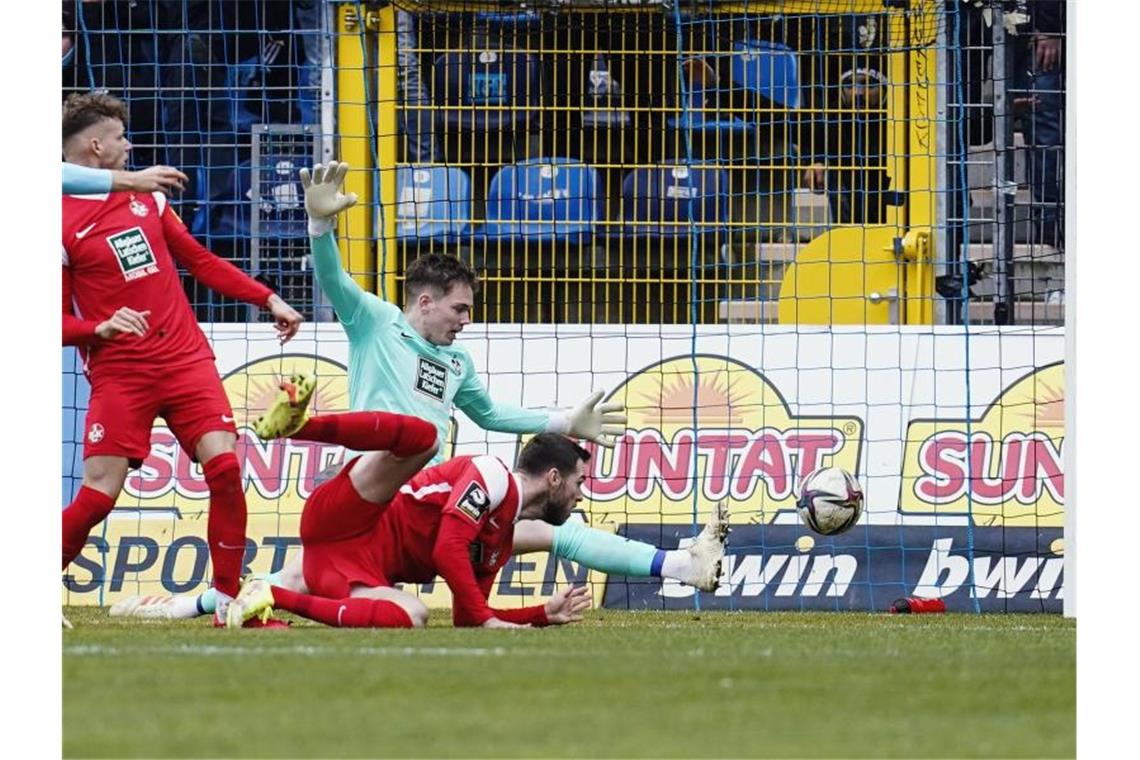 Südwest-Derby zwischen Mannheim und Kaiserslautern torlos Kaiserslauterns Torwart Matheo Raab wehrt einen Torschuss ab. Foto: Uwe Anspach/dpa