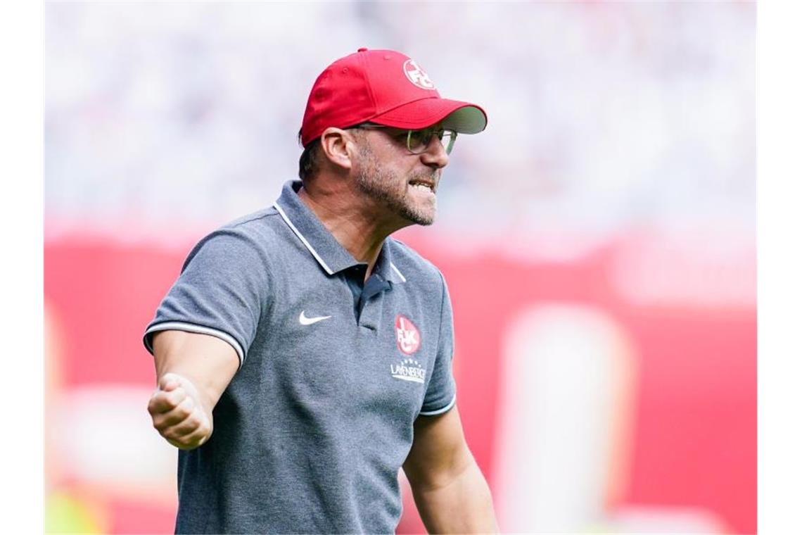 FCK-Coach vor Derby: „Nicht von Emotionen leiten lassen“ Kaiserslauterns Trainer Sascha Hildmann gestikuliert. Foto: Uwe Anspach/Archivbild