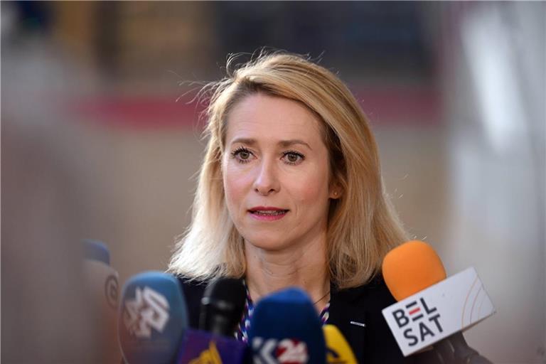Kaja Kallas, Hohe Vertreterin der Europäischen Union für Außen- und Sicherheitspolitik, spricht mit den Medien, als sie zu einem Treffen der EU-Außenminister im Gebäude des Europäischen Rates eintrifft.