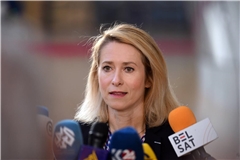 Kaja Kallas, Hohe Vertreterin der Europäischen Union für Außen- und Sicherheitspolitik, spricht mit den Medien, als sie zu einem Treffen der EU-Außenminister im Gebäude des Europäischen Rates eintrifft.