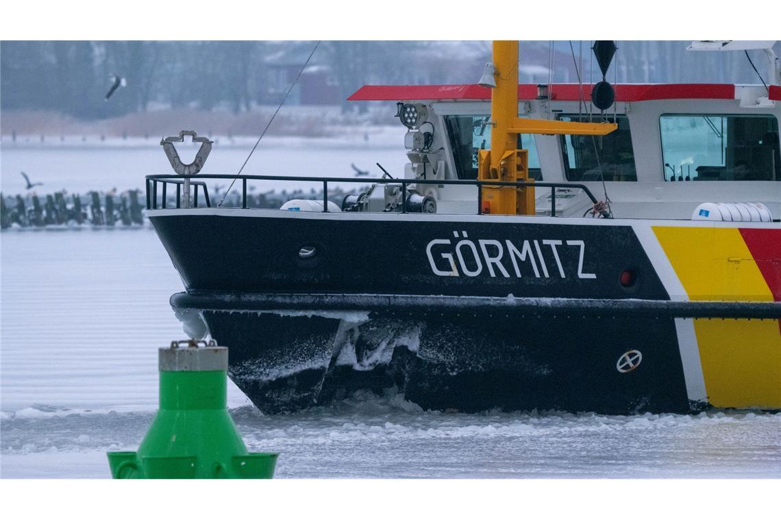 Kalte Ostsee, starker Einsatz: Eisbrecher "Görmitz" vor Stralsund unterwegs