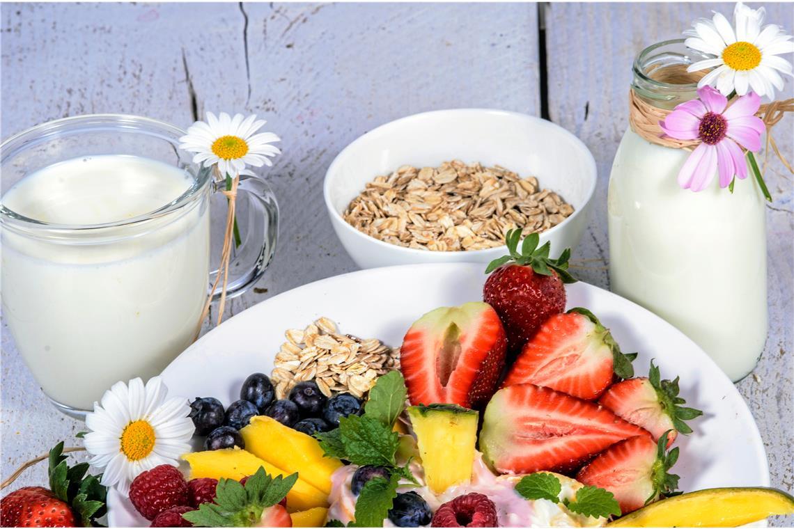Kalziumquellen wie Milch, Nüsse und Samen helfen, Oesteoporose entgegenzuwirken. Symbolfoto: doris oberfrank-list - stock.adobe.com