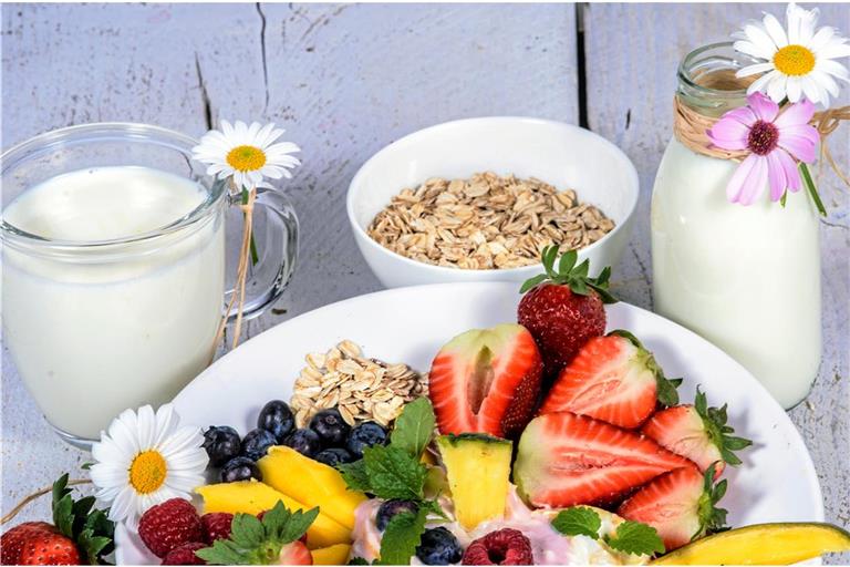 Kalziumquellen wie Milch, Nüsse und Samen helfen, Oesteoporose entgegenzuwirken. Symbolfoto: doris oberfrank-list - stock.adobe.com