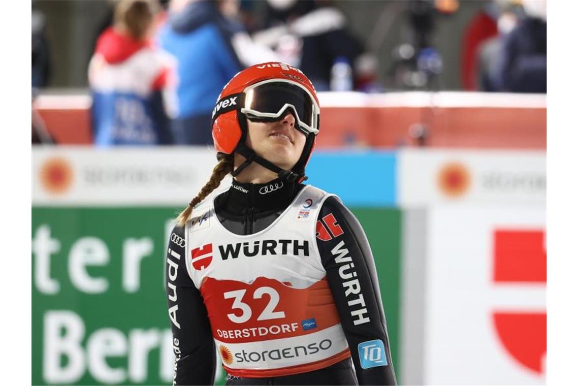Kam als beste deutsche Springerin nur auf Rang zehn: Katharina Althaus reagiert nach dem Sprung. Foto: Daniel Karmann/dpa