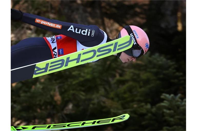Kam in Planica mit 219 Metern in der Qualifikation auf Rang 17: Karl Geiger. Foto: Karl-Josef Hildenbrand/dpa