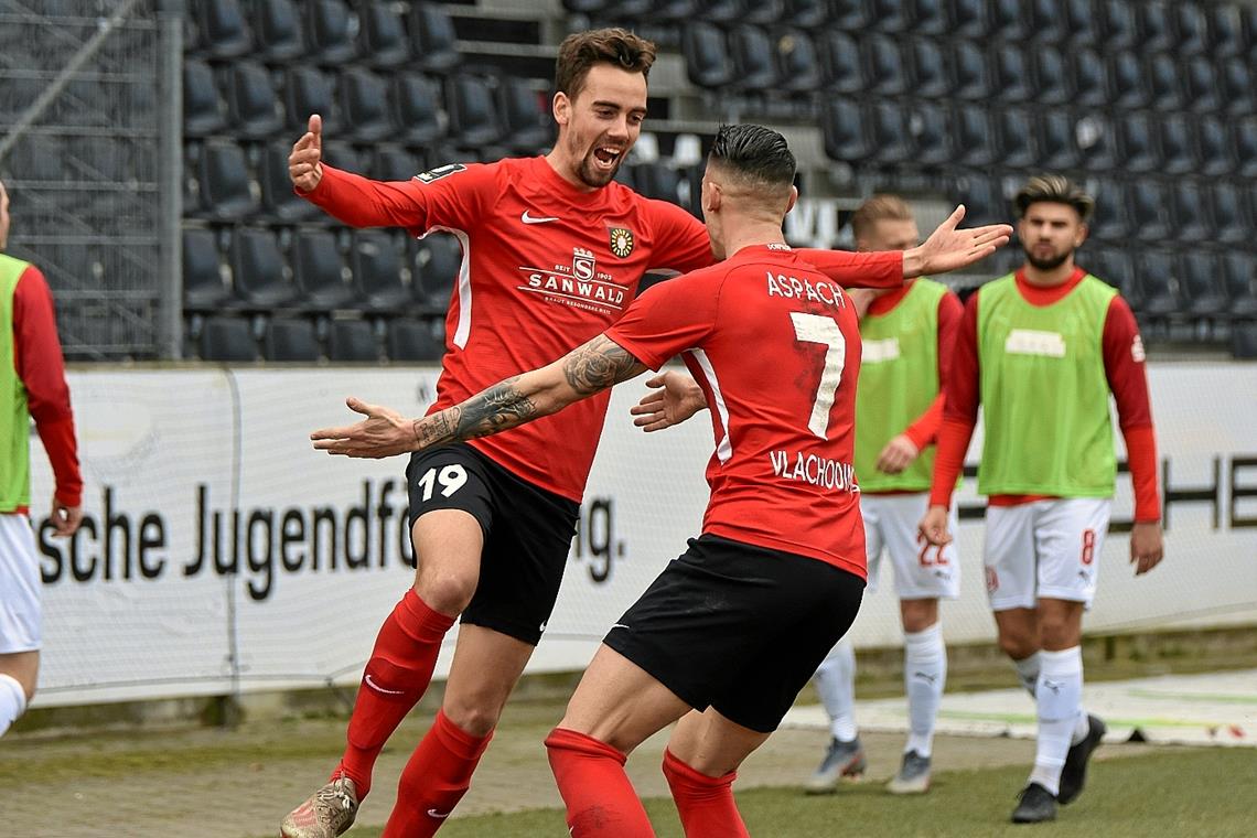 Kam, sah, traf und bejubelte mit Panagiotis Vlachodimos einen 1:0-Heimsieg der SG Sonnenhof: Marco Hingerl (links). Foto: T. Sellmaier