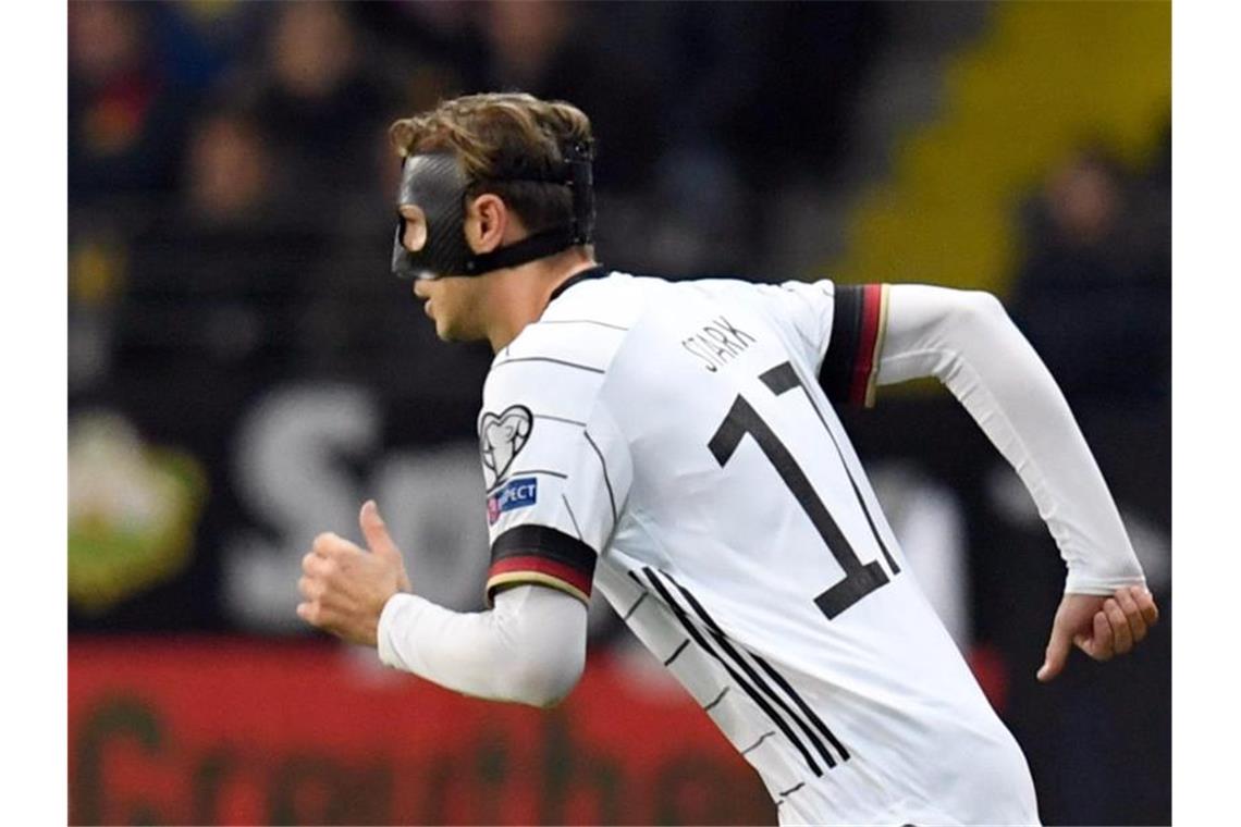 Mit Gnabry-Gala zu Platz eins - Kantersieg gegen Nordirland Kam trotz Gesichtsverletzung endlich zu seinem A-Elf-Debüt: Niklas Stark. Foto: Tom Weller/dpa