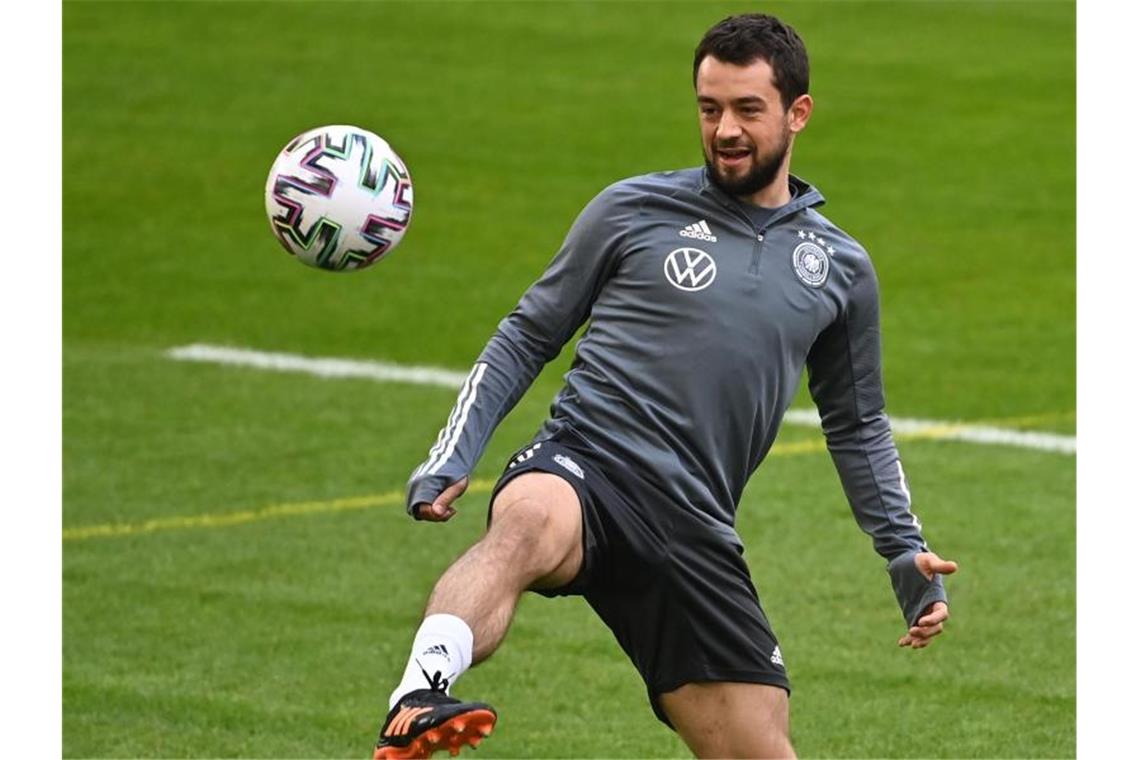 Fußball-Bundesliga am Samstag: Fünf Spiele, fünf Köpfe Kam zuletzt nur noch zu Kurzeinsätzen: Der Frankfurter Amin Younes. Foto: Federico Gambarini/dpa
