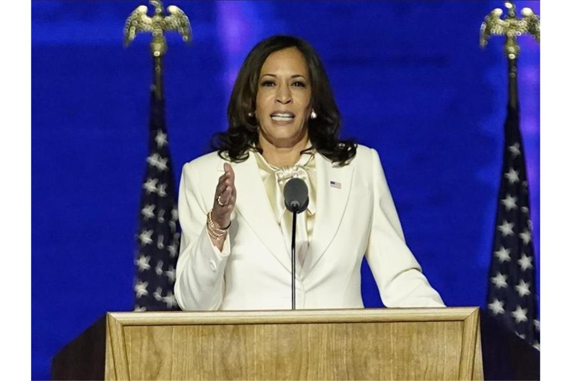 Biden verspricht neue Ära nach historischem Sieg über Trump Kamala Harris hält eine Ansprache. Foto: Andrew Harnik/AP/dpa