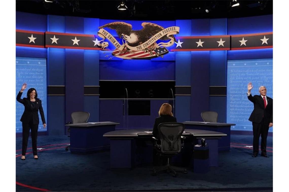 Vize-Duell zur US-Wahl: Eine Fliege und etwas Normalität Kamala Harris (l), Vize-Präsidentschaftskandidatin der Demokraten, und Mike Pence, Vizepräsident der USA, kommen zur TV-Debatte. Foto: Patrick Semansky/AP/dpa