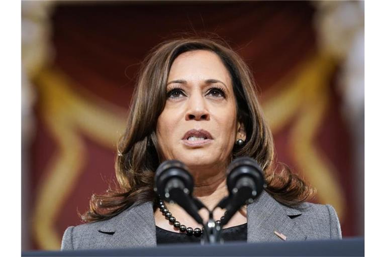 Kamala Harris spricht in der Statuary Hall des US-Kapitols anlässlich des Jahrestags der Erstürmung des US-Kapitols (Archivbild). Foto: Andrew Harnik/AP/dpa