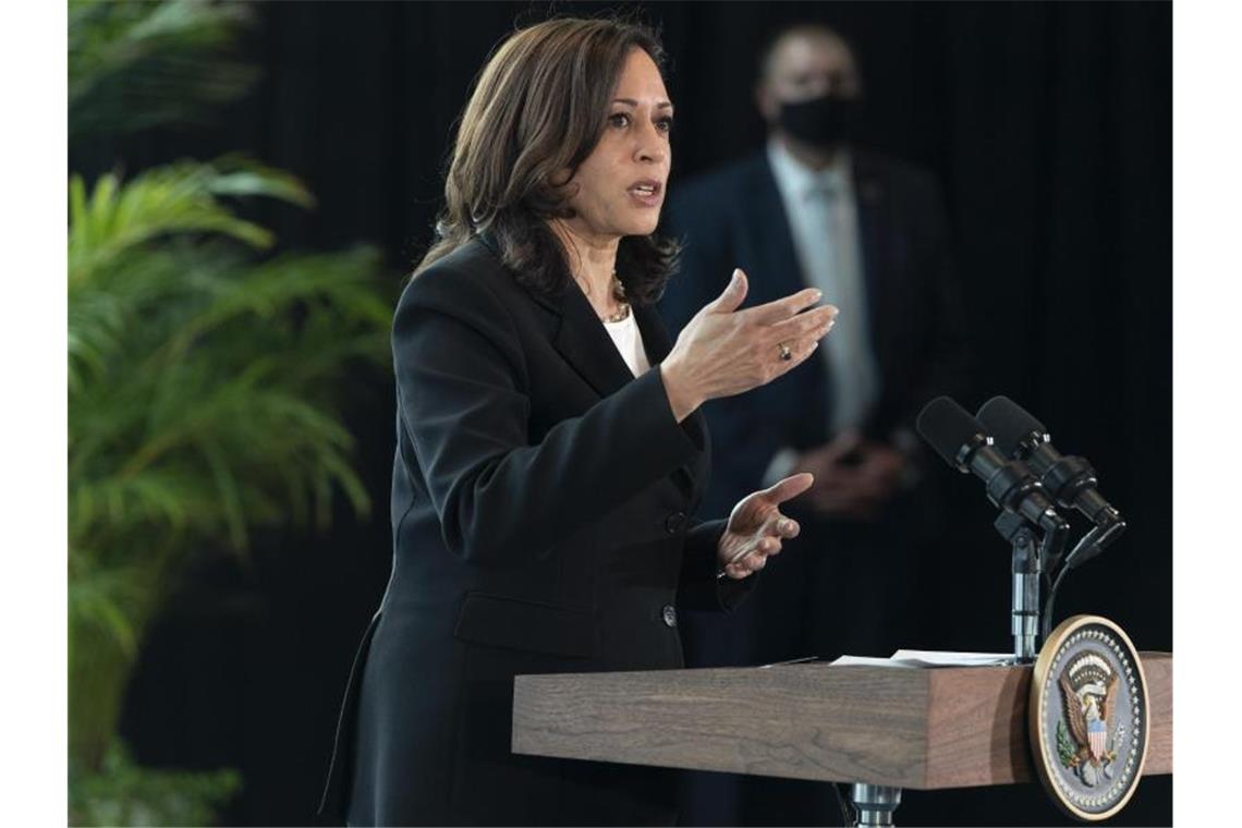 Harris will Migranten Perspektive daheim bieten Kamala Harris, Vizepräsidentin der USA, spricht zu den Medien. Bei der ersten Auslandsreise von Kamala Harris als US-Vizepräsidentin haben in Mexiko die beiden Nachbarländer eine engere Zusammenarbeit unter anderem beim Thema Migration vereinbart. Foto: Jacquelyn Martin/AP/dpa