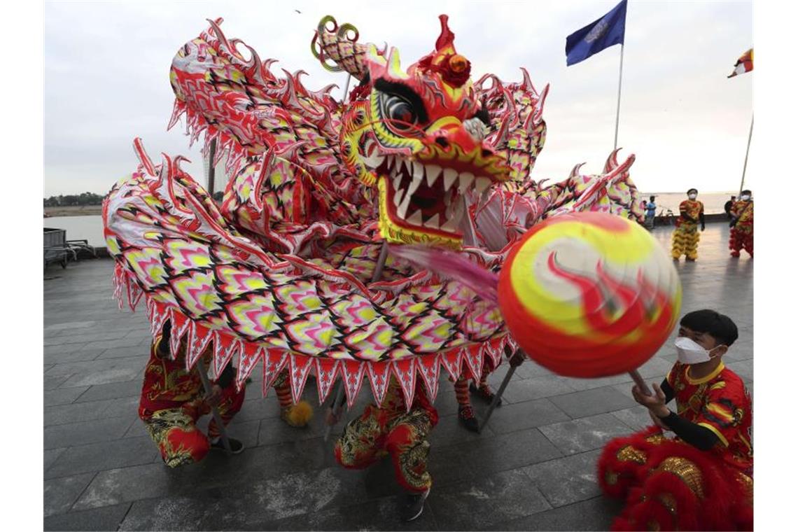 Chinesen in aller Welt begrüßen das Jahr des Tigers Kambodschanische Chinesen führen in Phnom Penh, Kambodscha, einen Drachentanz im Vorfeld des Neujahrsfestes auf. Foto: Heng Sinith/AP/dpa