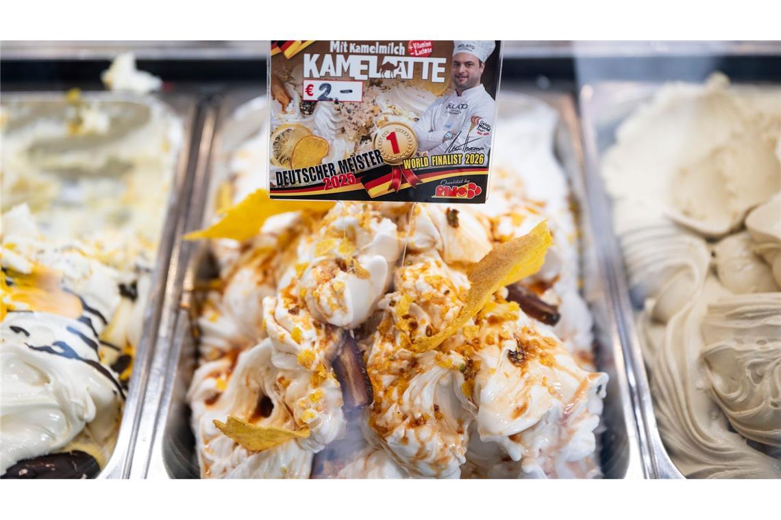 Kamelmilch-Eis liegt im Eiscafe Rino in der Auslage.