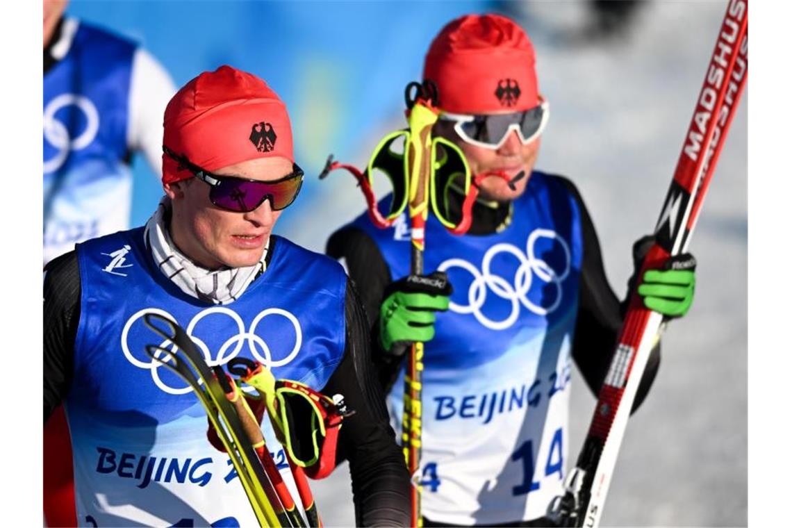Bolschunow holt Olympia-Gold im Langlauf - Bögl 12. Kamen auf Rang zwölf und dreizehn ins Ziel: Lucas Bögl (r) und Friedrich Moch nach dem Rennen. Foto: Hendrik Schmidt/dpa