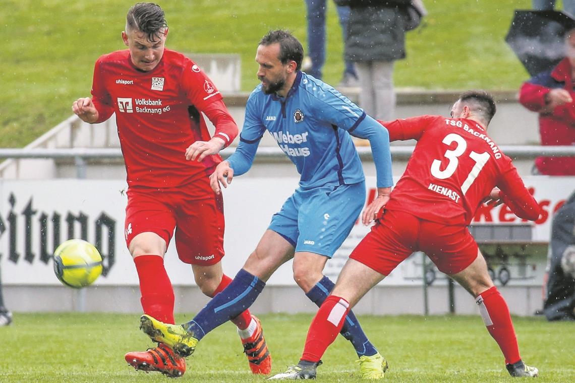 Herber Rückschlag für die TSG Kamen beim 1;3 im Abstiegsduell gegen Tabellennachbar Linx zu oft einen Schritt zu spät: Backnangs Oberliga-Fußballer um Matej Maglica (links) und David Kienast. Foto: A. Becher