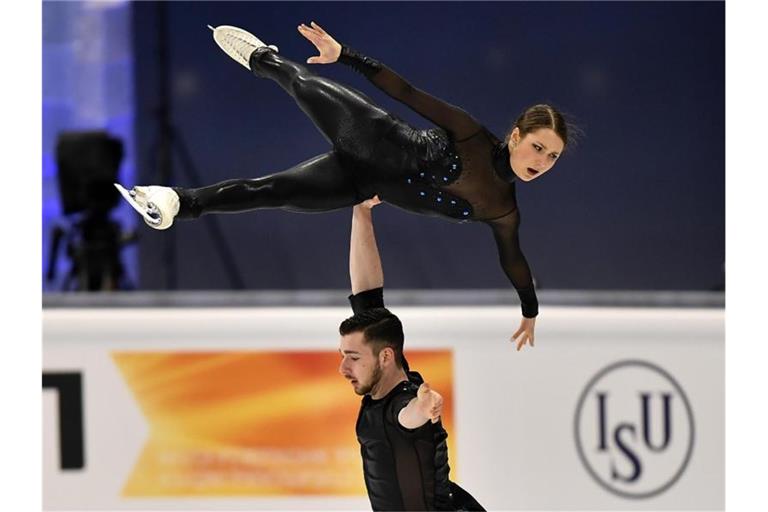 Kamen mit ihrem Kurzprogramm auf Platz 13: Annika Hocke und Robert Kunkel in Aktion. Foto: Martin Meissner/AP/dpa