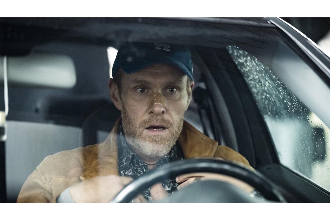 Kameramann Stefan „Happy“ Glück (Niels Bormann) auf dem Weg zur Pferderennbahn. Nur kurz später, wird tot in seinem ausgebrannten Auto gefunden.