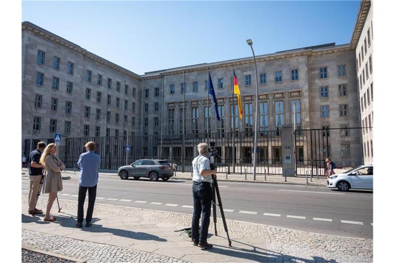 Kamerateams vor dem Bundesfinanzministerium in Berlin. Bei Ermittlungen gegen Verantwortliche der FIU hatte die Staatsanwaltschaft Osnabrück auch das Olaf Scholz unterstehende Ministerium durchsuchen lassen. Foto: Christophe Gateau/dpa