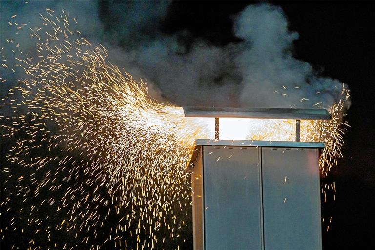 Kaminbrand im Holunderweg in Erbstetten. Foto: B. Beytekin