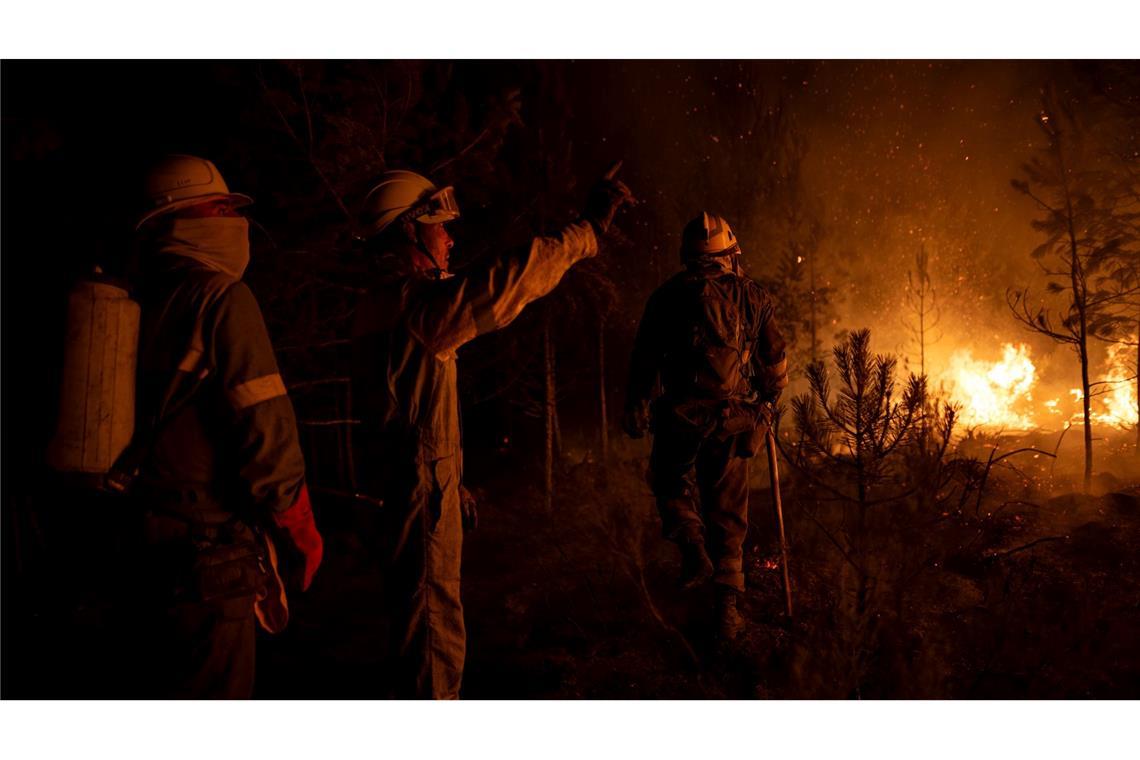 Bilder des Tages Kamp gegen die Flammen rund um die Uhr: Waldbrandbekämpfer in Spanien im Einsatz.