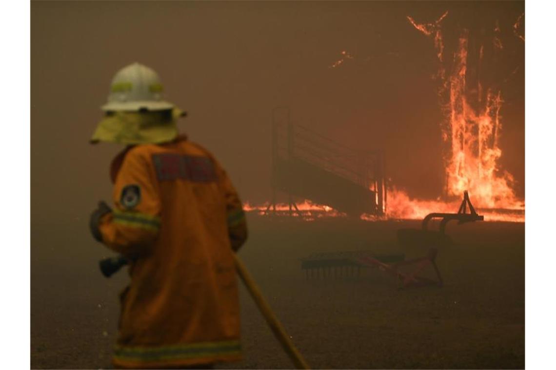 Kampf gegen die Flammen: Feuerwehrleute im Dauereinsatz. Foto: Dean Lewins/AAP/dpa