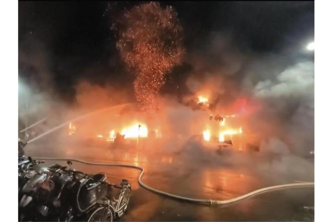 Fluchtwege versperrt: 46 Tote bei Hochhausbrand in Taiwan Kampf gegen die Flammen: Feuerwehrleute während der Löscharbeiten. Foto: Anonymous/EBC/AP/dpa