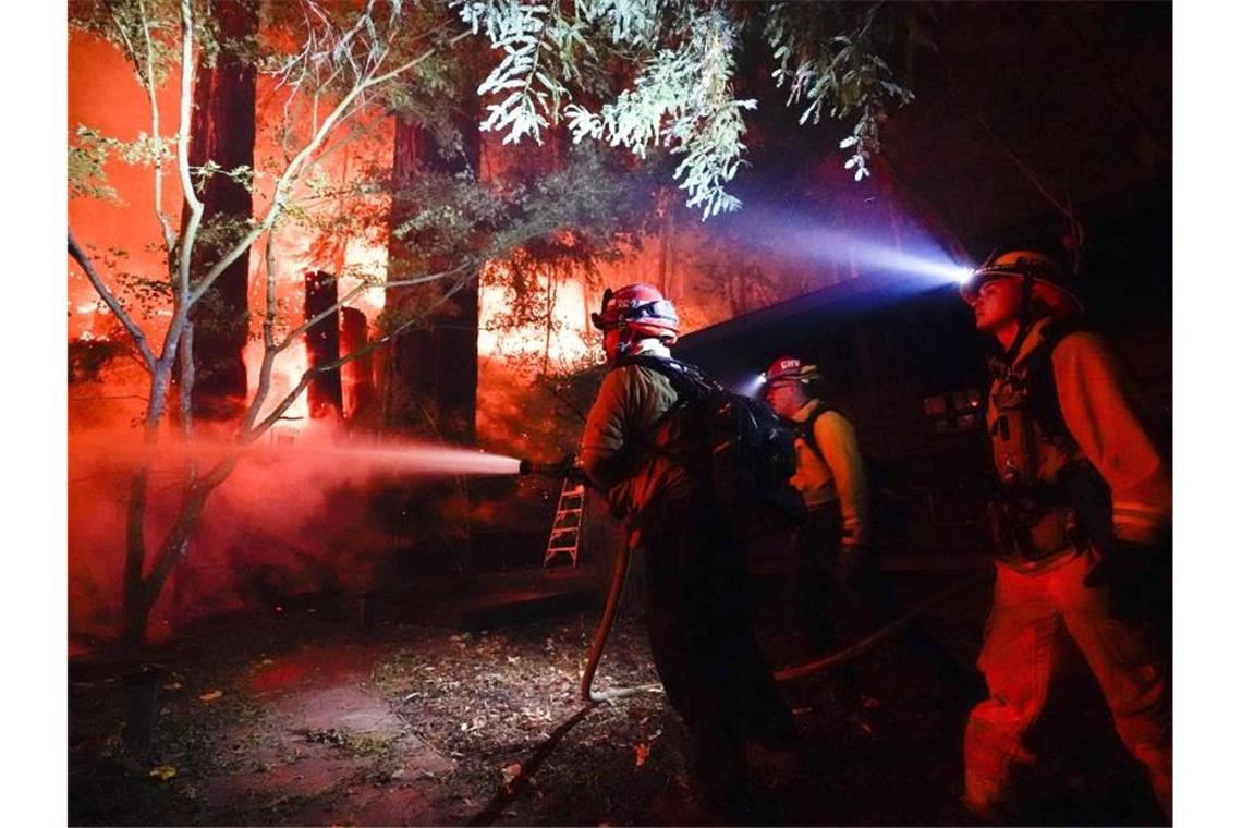 Brände in Kalifornien breiten sich weiter aus Kampf gegen die Flammen in Boulder Creek. Foto: Marcio Jose Sanchez/AP/dpa