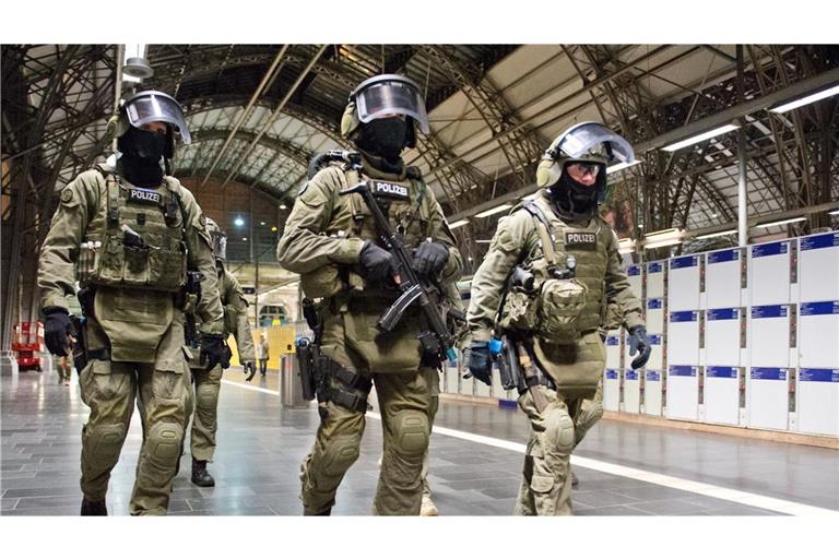 Kampf gegen Terroristen: Polizisten der Grenzschutzgruppe (GSG) 9 trainieren den Ernstfall am Frankfurt Flughafen.