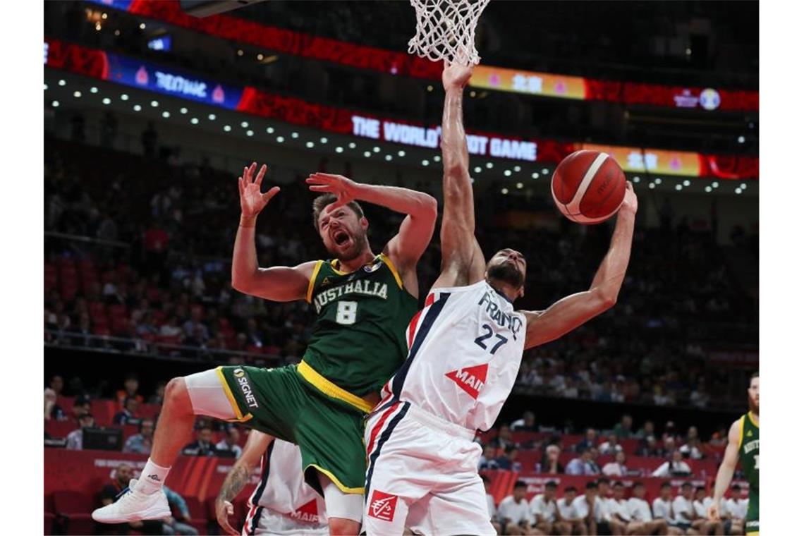 Kampf um Bronze: Australiens Matthew Dellavedova (l) und der Franzose Rudy Gobert. Foto: Ng Han Guan/AP