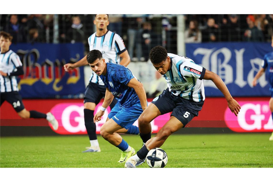 Kampf war Trumpf: Kickers-Innenverteidiger Jacob Danquah (re.) gegen Freibergs Henrick Selitaj.
