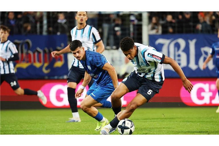 Kampf war Trumpf: Kickers-Innenverteidiger Jacob Danquah (re.) gegen Freibergs Henrick Selitaj.