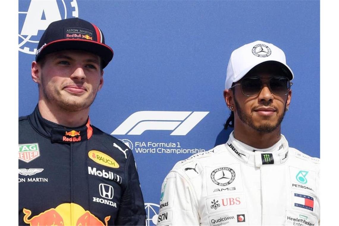 Kampfansagen, wie die von Red-Bull-Pilot Max Verstappen (l), sind für Lewis Hamilton ein „Zeichen von Schwäche“. Foto: Uli Deck/dpa