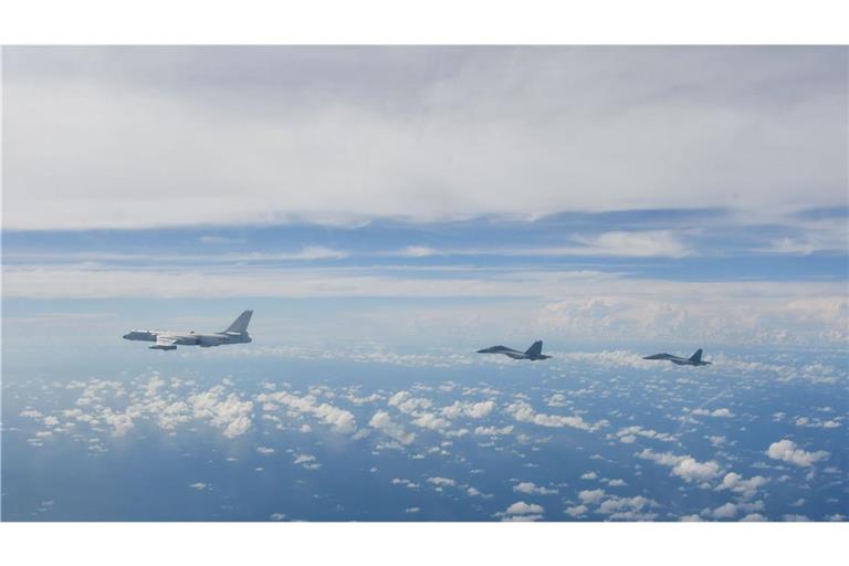 Kampfflugzeuge der chinesischen Volksbefreiungsarmee bei  Kampfübungen um die Insel Taiwan