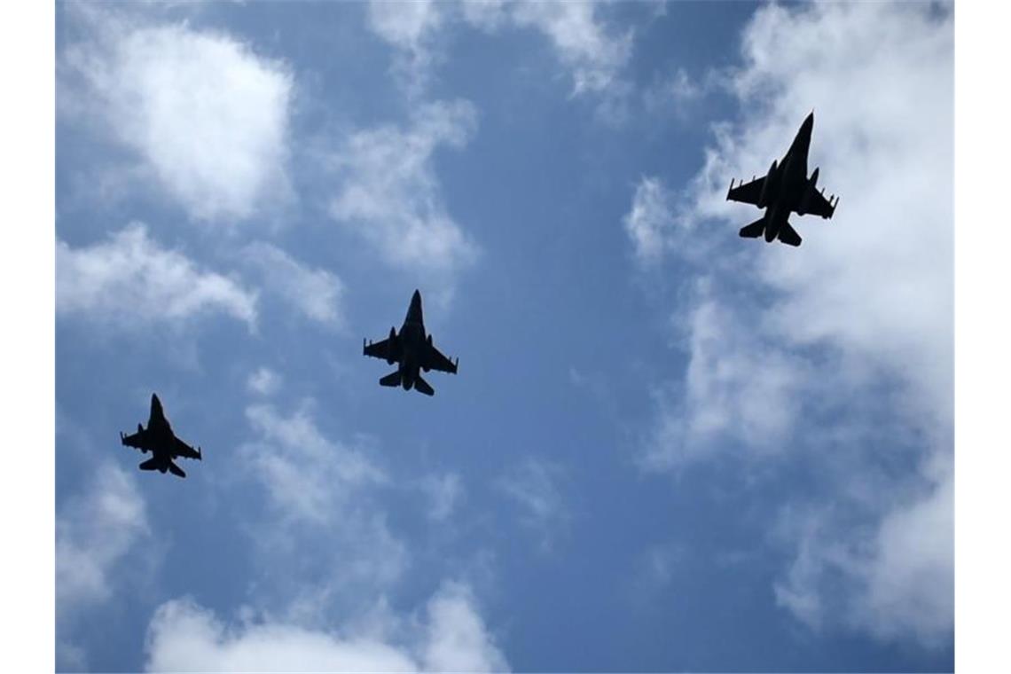 Kampfflugzeuge der griechischen Luftwaffe bei einer gemeinsamen Militärübung mit Streitkräften aus den Vereinigten Arabischen Emiraten über Kreta. Foto: Uncredited/Greek Defense Ministry/AP/dpa