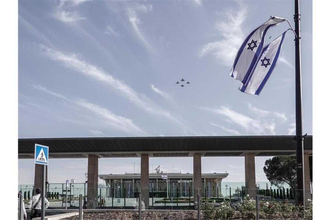 Kampfjets der deutschen und der israelischen Luftwaffe fliegen über Jerusalem. Foto: Nir Alon/ZUMA Press Wire/dpa