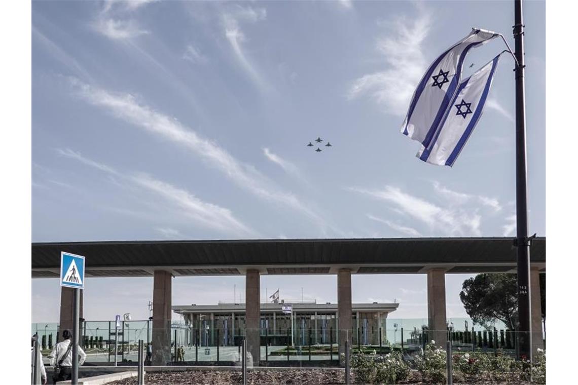 Deutsche und israelische Kampfjets überfliegen Jerusalem Kampfjets der deutschen und der israelischen Luftwaffe fliegen über Jerusalem. Foto: Nir Alon/ZUMA Press Wire/dpa