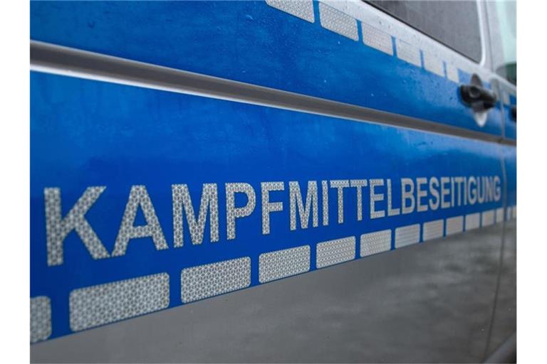 „Kampfmittelbeseitigung“ steht auf einem Fahrzeug vom Kampfmittelbeseitigungsdienst. Foto: Philipp Schulze/dpa/Archivbild