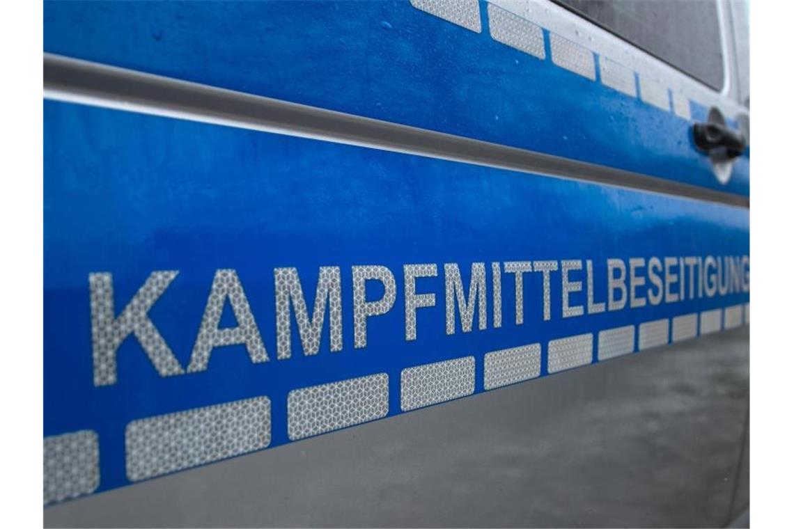 „Kampfmittelbeseitigung“ steht auf einem Fahrzeug vom Kampfmittelbeseitigungsdienst. Foto: Philipp Schulze/dpa/Symbolbild