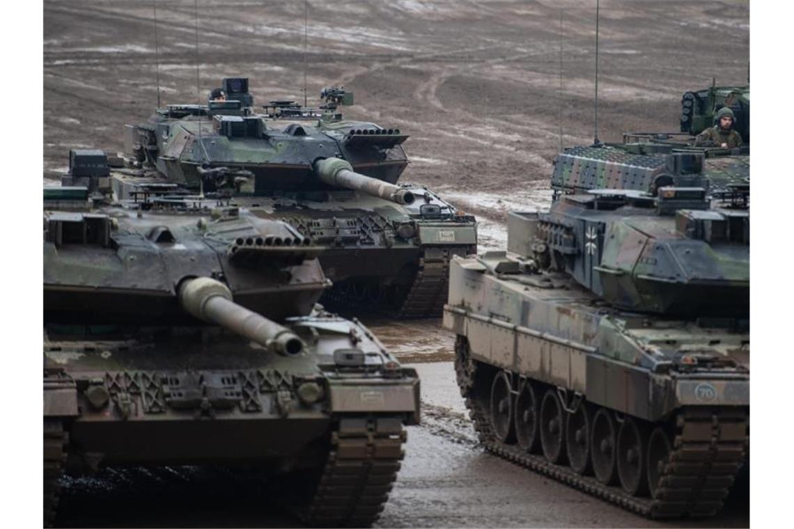 Kampfpanzer vom Typ Leopard 2A6 und ein Schützenpanzer vom Typ Puma. Die deutschen Kriegswaffenexporte sind im vergangenen Jahr um 43 Prozent gestiegen. Foto: Philipp Schulze/dpa