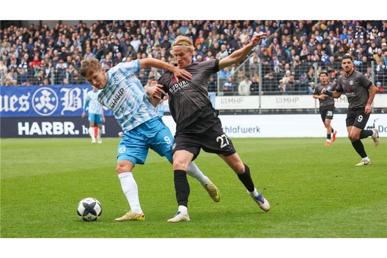 Kampfspiel auf der Waldau: Sebastian Müller (li.) gegen Aalens Vico Meien.