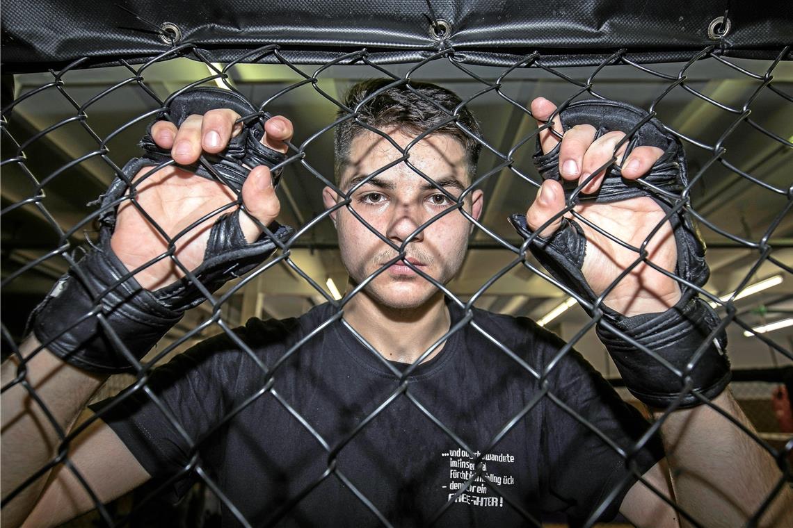 Kampfsportler Mike Neulinger fühlt sich im Ring beziehungsweise dem sogenannten Käfig wohl. Foto: A. Becher