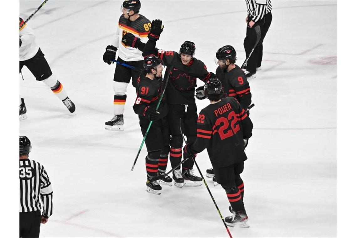 Wie 2018: Olympia-Fehlstart für Eishockey-Team Kanadas Jordan Weal (M) jubelt zusammen mit seinen Teamkollegen nach seinem Treffer zum 5:1. Foto: Peter Kneffel/dpa