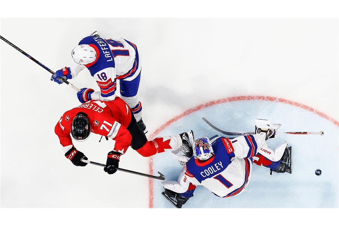 Kanadas Kapitän Macklin Celebrini trifft gegen die US-Amerikaner.