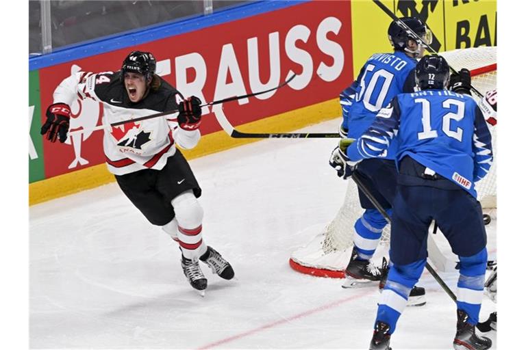 Kanadas Maxime Comtois (l) feiert nach seinem Treffer zum 1:1-Ausgleich. Foto: Jussi Nukari/Lehtikuva/dpa