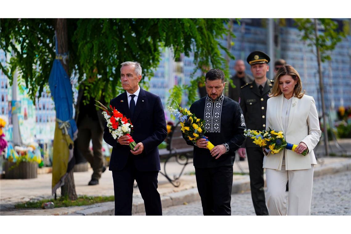 Kiew feiert Unabhängigkeit bei trüben Aussichten auf Frieden Kanadas Premierminister Mark Carney zusammen mit dem ukrainischen Präsidenten Wolodymyr Selenskyj und seiner Frau Olena bei einer Kranzniederlegung.