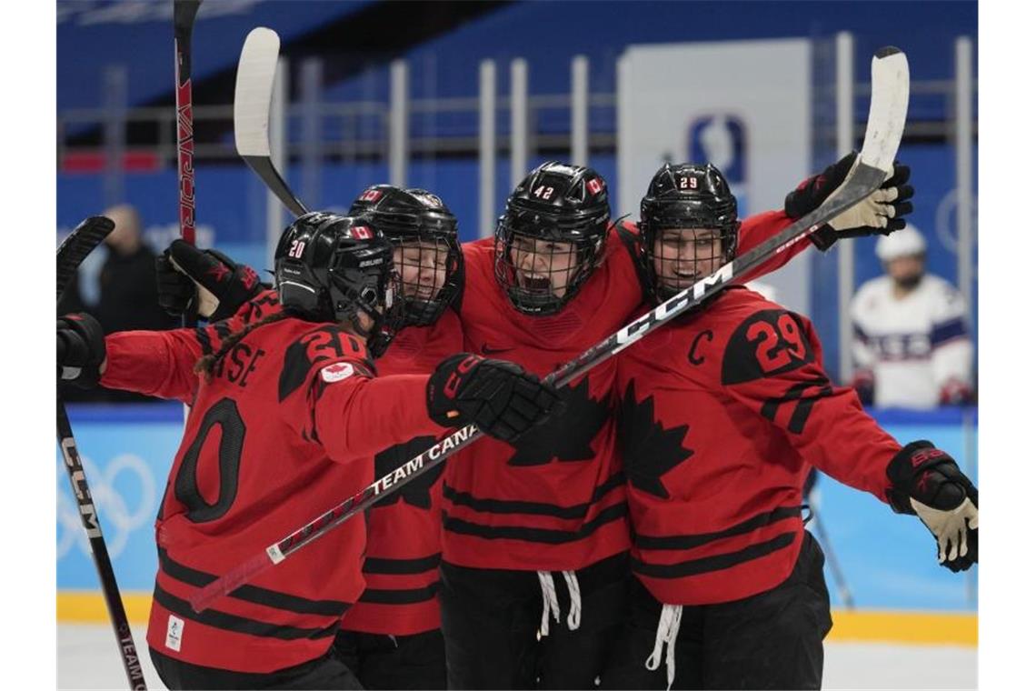 Kanadas Eishockey-Frauen gewinnen zum fünften Mal Gold Kanadas Sarah Nurse (l) feiert ein Tor mit ihren Mannschaftskameradinnen. Foto: Petr David Josek/AP/dpa