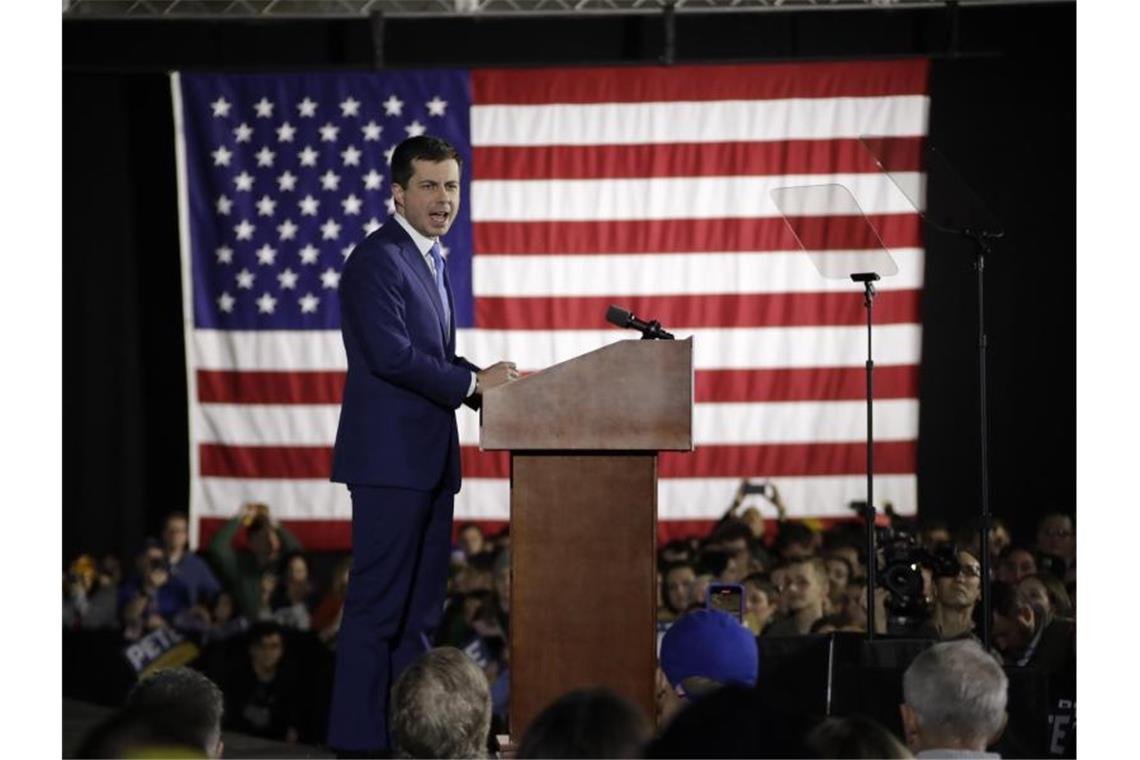 Kandidat Pete Buttigieg hält eine Rede vor Anhängern. Foto: Gene J. Puskar/AP/dpa